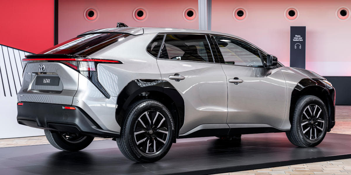 Toyota bZ4X 2025 Heckansicht seitlich
