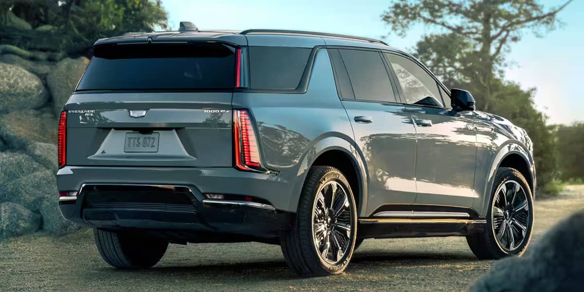 Cadillac Escalade IQL Heckansicht seitlich
