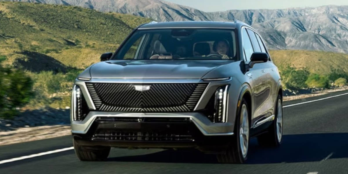Cadillac Vistiq Front: in Fahrt auf Straße