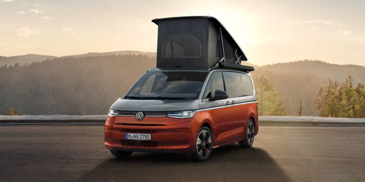 VW California ENERGY mit Sonnenuntergang im Hintergrund