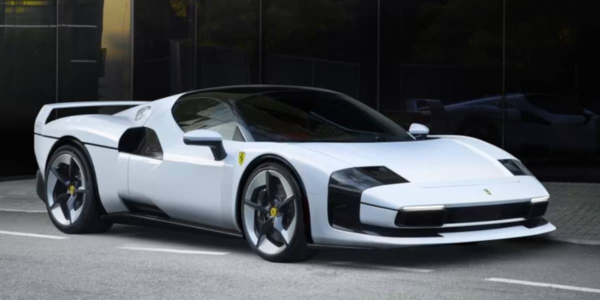 Ferrari SC40 Front seitlich