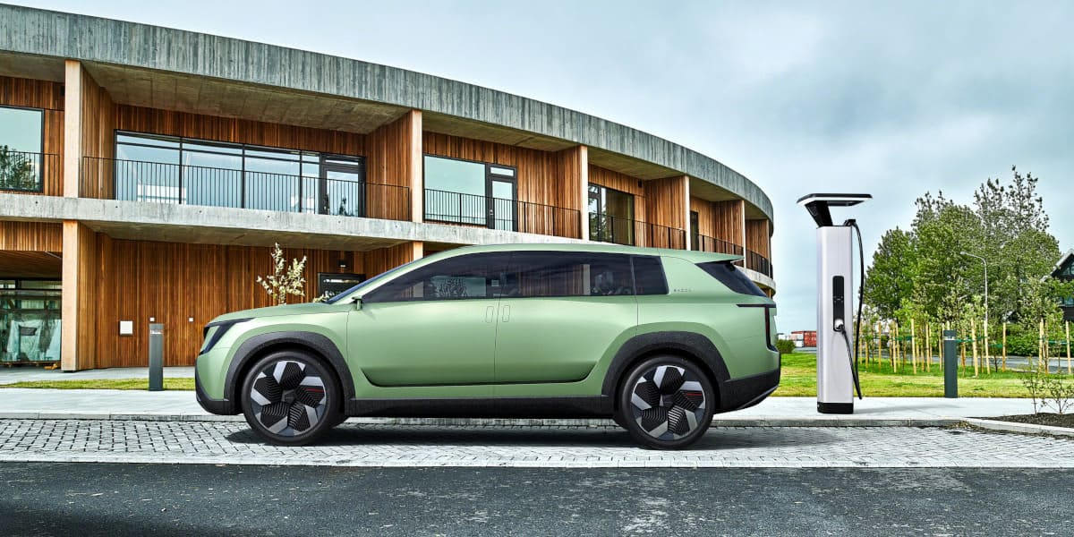 Skoda Vision 7S an einer Ladesäule