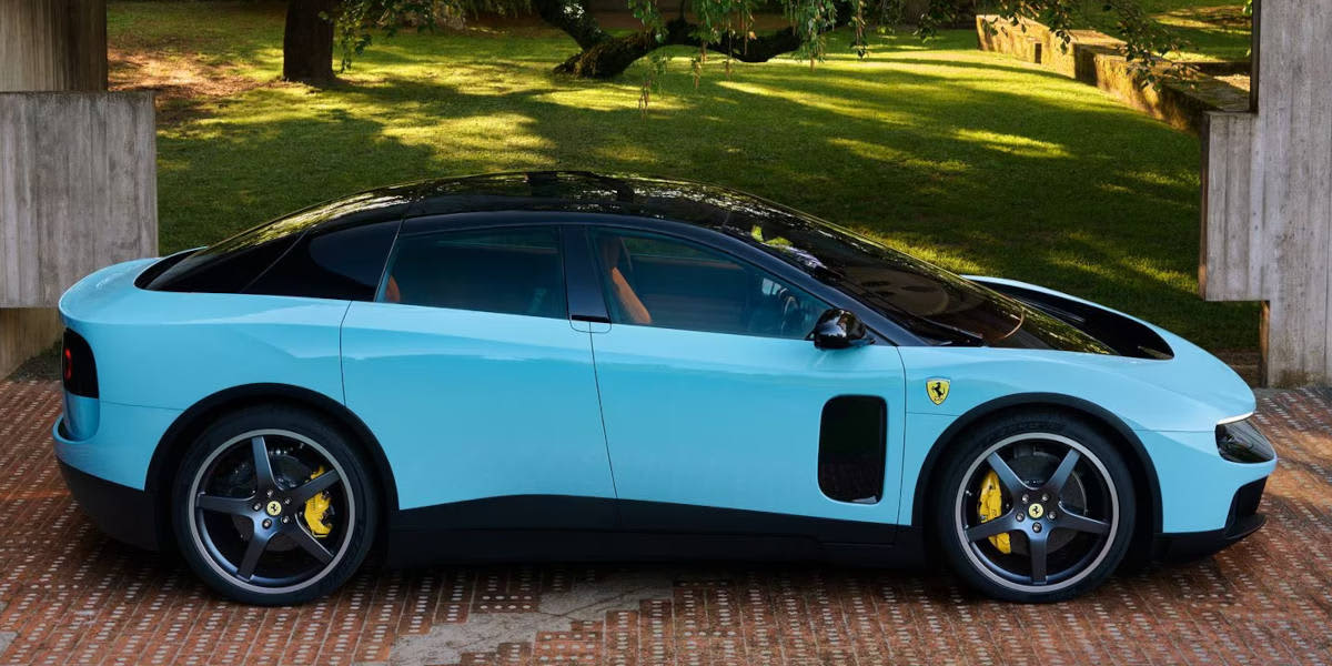 Ferrari Luce hellblau Seitenansicht