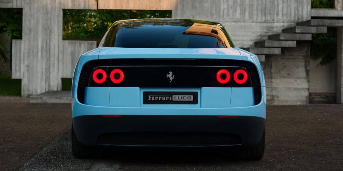 Ferrari Luce hellblau Heckansicht Totale