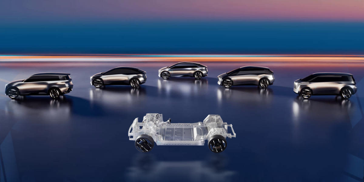Eine gläserne, transparente Elektroauto-Plattform steht im Vordergrund, während sich dahinter fünf silberne Konzeptfahrzeug-Silhouetten im Halbkreis vor einem dunkelblauen Horizont formieren.