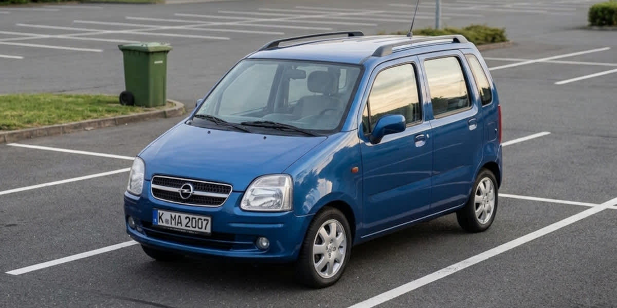 Blauer Opel Agila frontal. (KI-generiert)