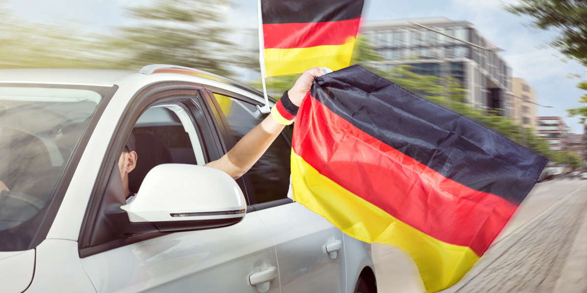 Fußballfans im Auto