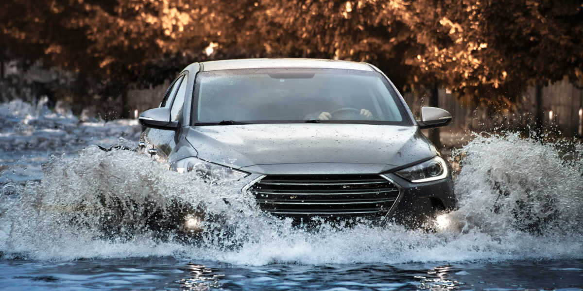 Auto im Hochwasser