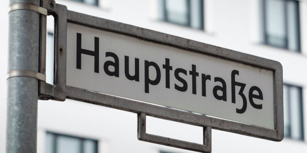 Straßenschild in Deutschland - Straßenname Hauptstraße