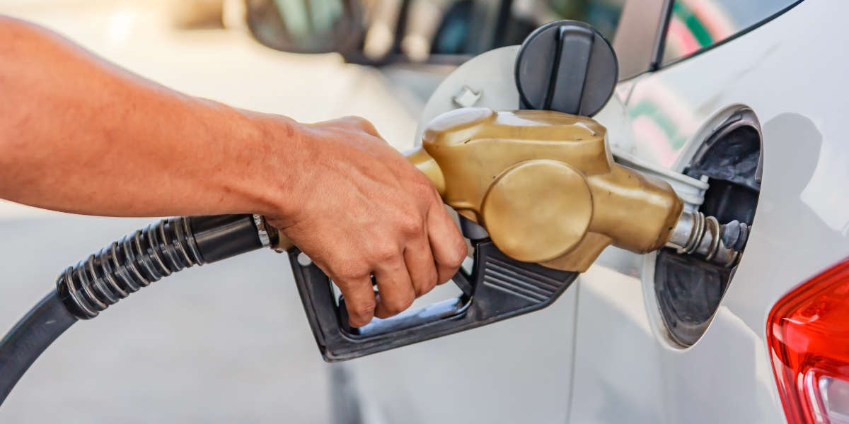 Auftanken mit Kraftstoff befüllen Auto Fahrzeug an der Tankstelle