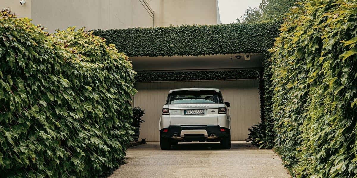 Auto im Carport