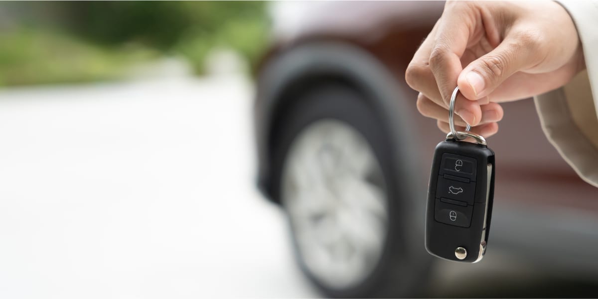 Person hält Autoschlüssel in der Hand