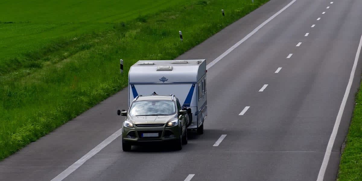 Fahren mit Anhänger: So fährst Du sicher in den Urlaub