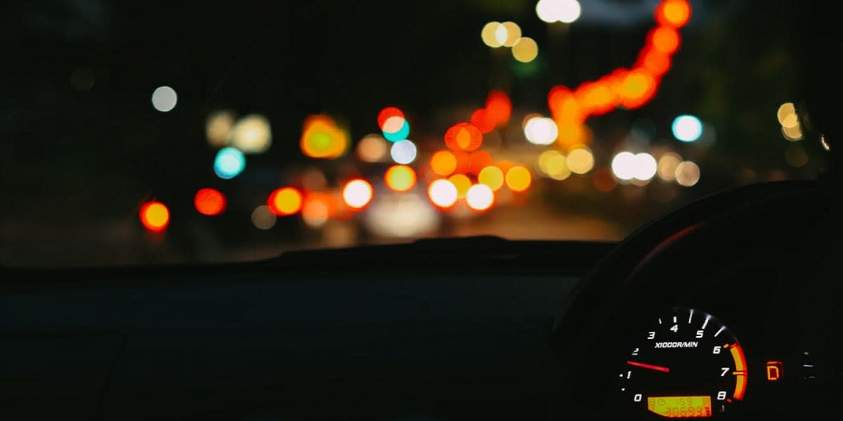 Nacht. Blinklicht im Auto. Notfall-Warnleuchte auf dem Hintergrund  fahrender Autos auf einer Nachtstraße. - Stockfotografie: lizenzfreie Fotos  © kopitin 227145312