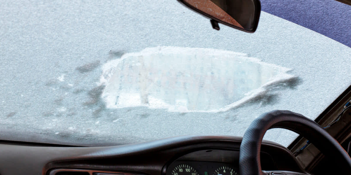 Bei Schnee auf dem Autodach drohen hohe Bußgelder