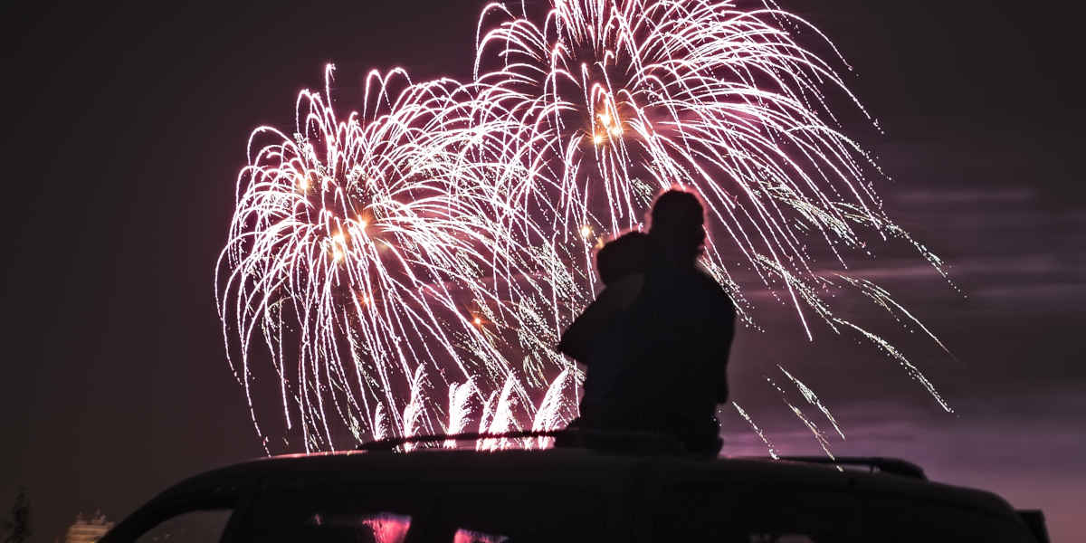 Pärchen vor Feuerwerk