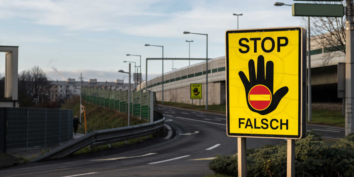 Geisterfahrer Autobahn Schild Warnung
