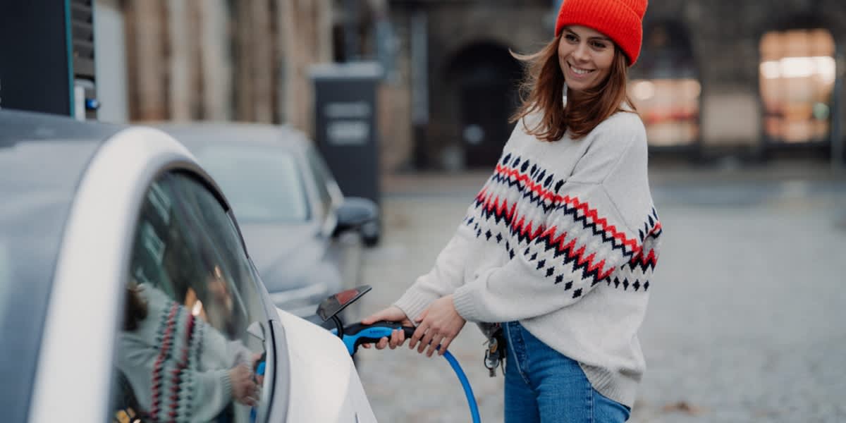 frau mit e-auto