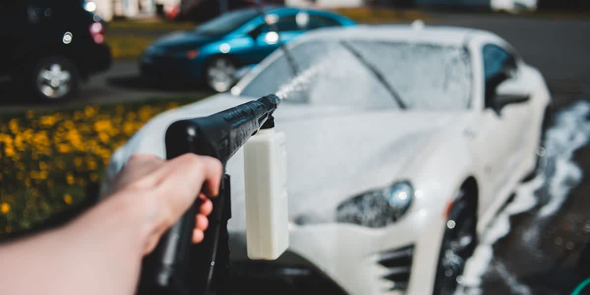 Am Auto Kratzer entfernen - so klappt's