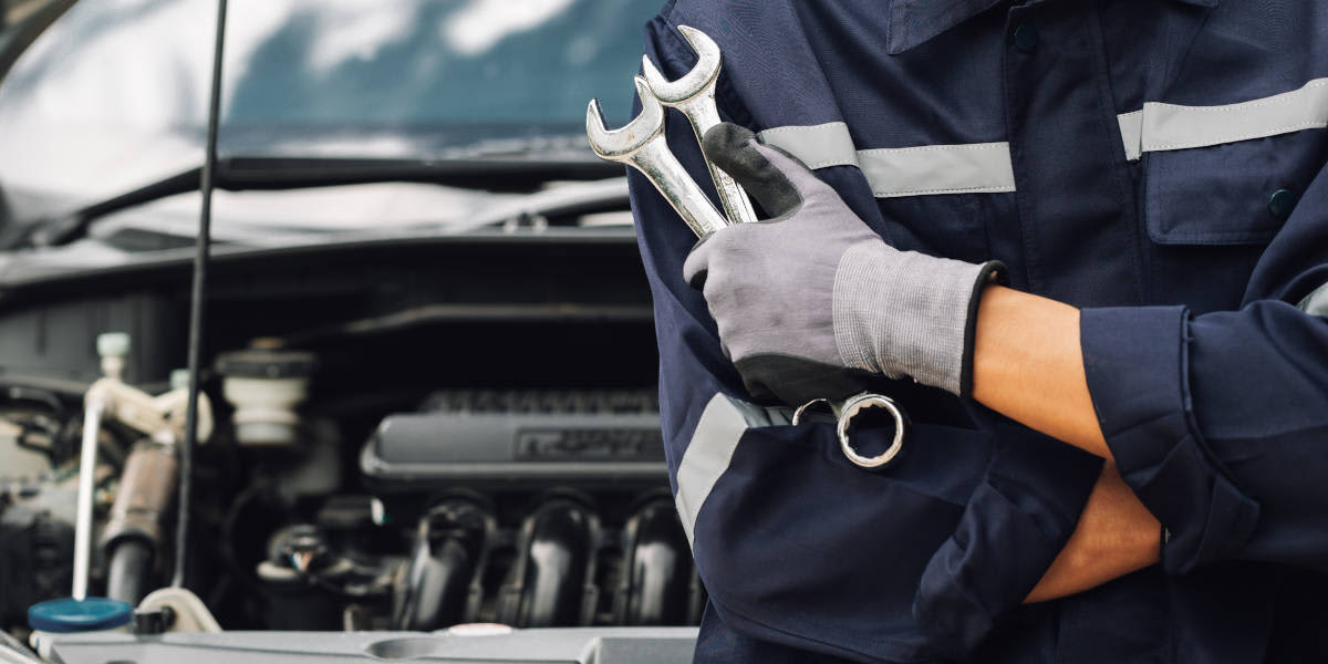 Werkstatt: Mann hält Werkzeug in seiner Hand