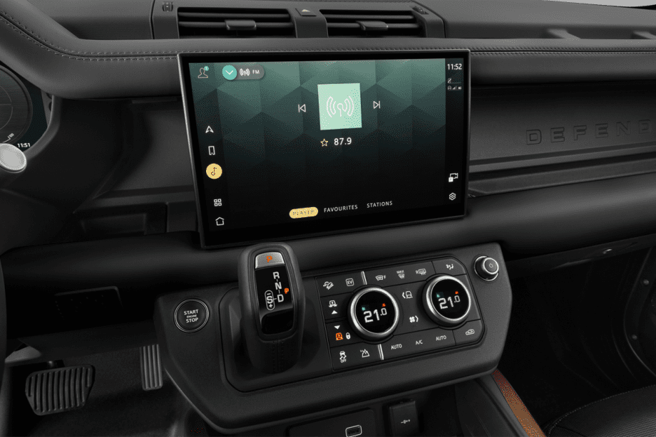 Land Rover Defender Plug-In-Hybrid undefined