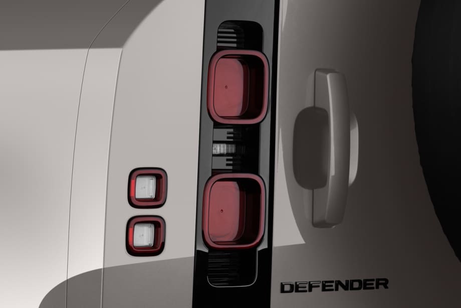 Land Rover Defender Plug-In-Hybrid undefined