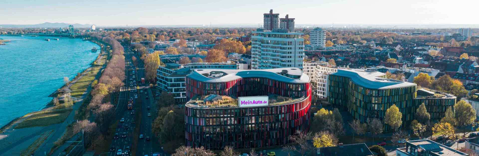 Ansicht Bürogebäude mit Meinauto.de Schriftzug