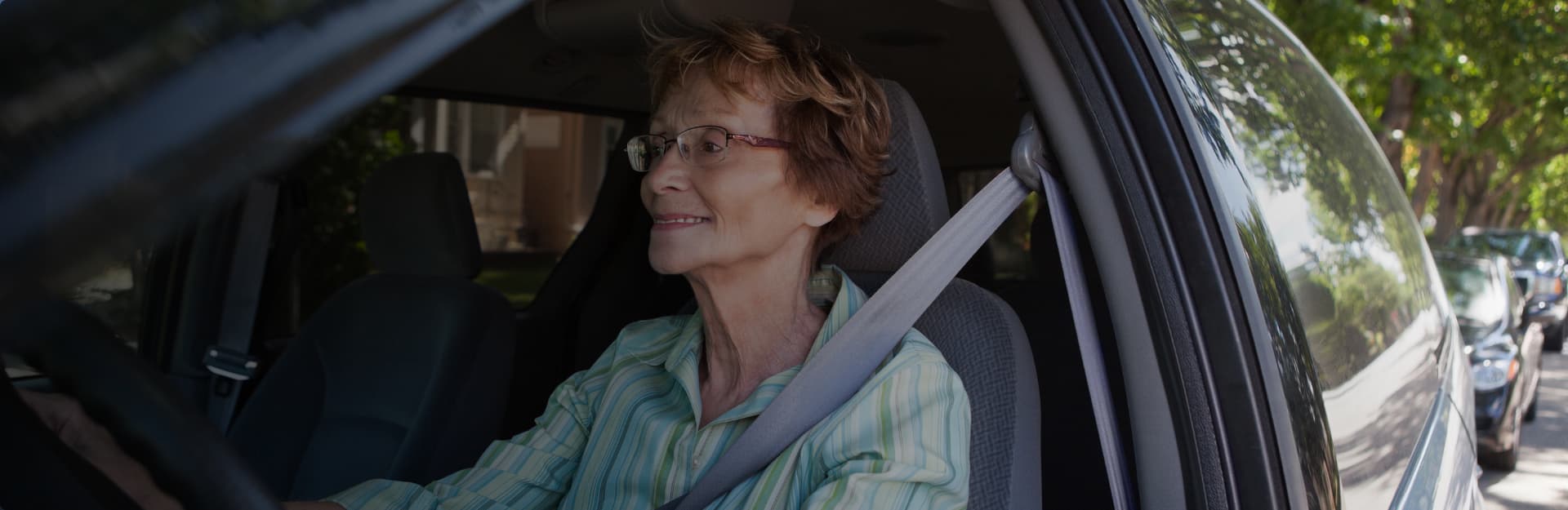 Ältere Dame in Auto