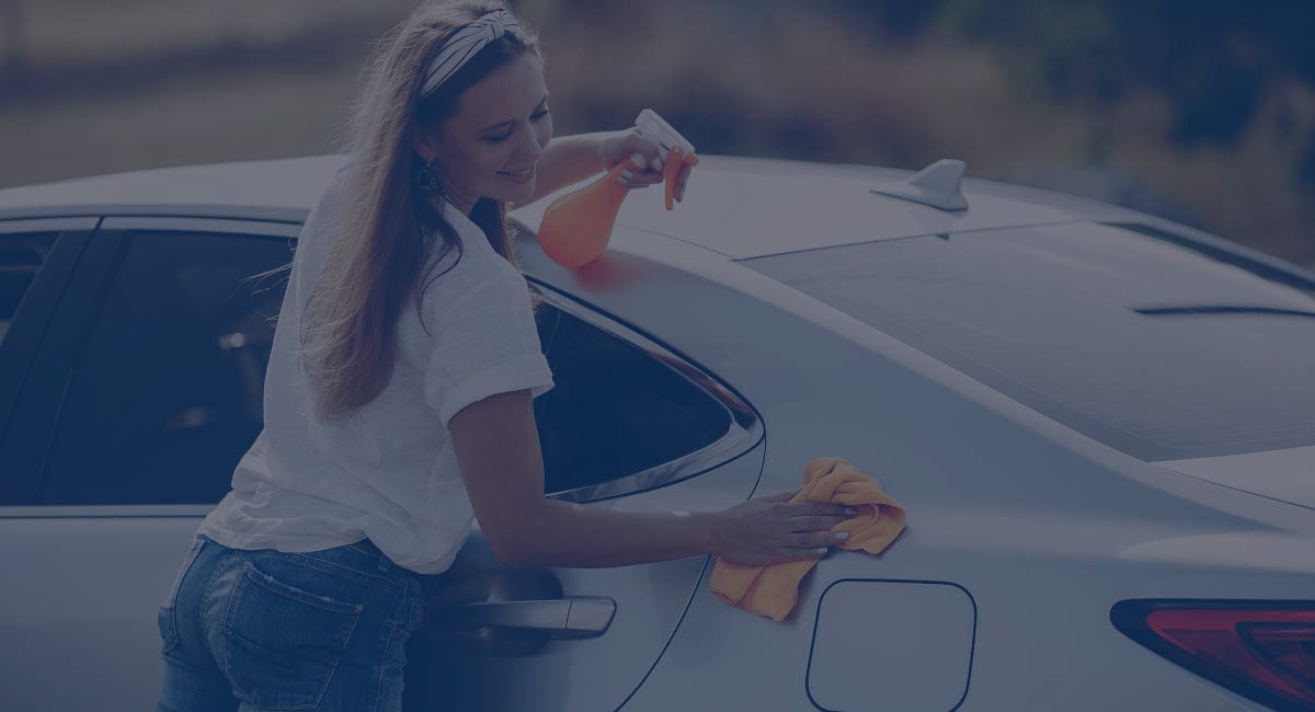 Frau reinigt Auto