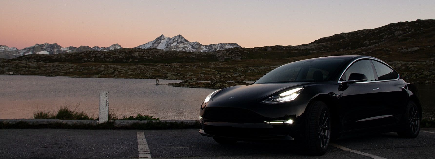 Tesla Modell in Landschaft