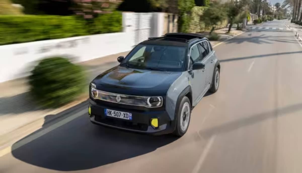 Renault 4-Tech in Frontansicht und fahrend (KI-generiert)