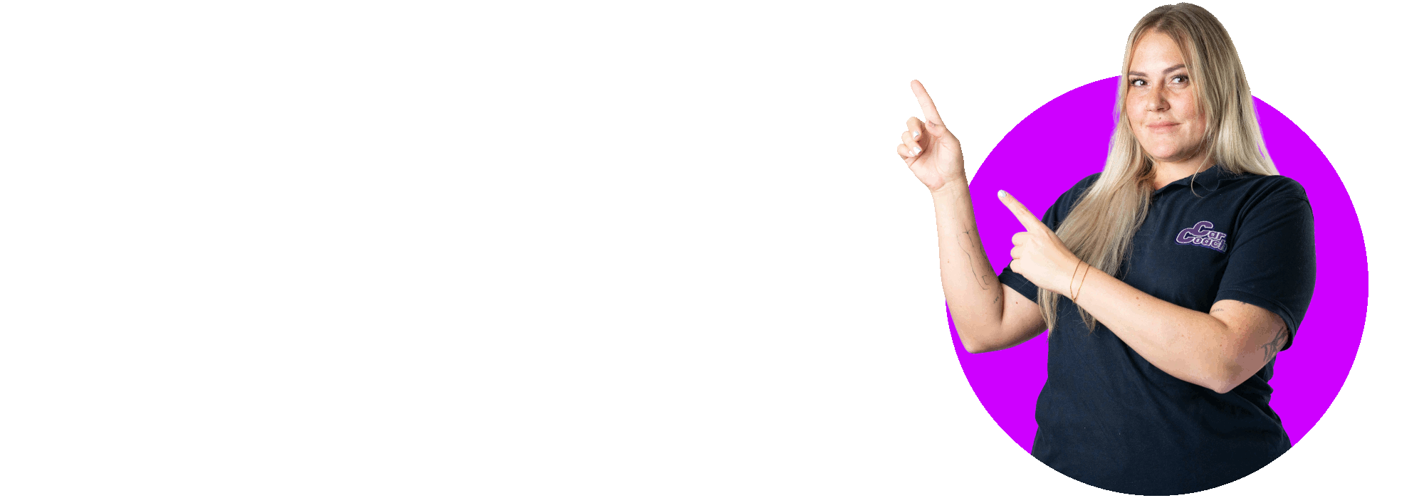 CarCoach Evelin Zwei Finger zeigen links oben