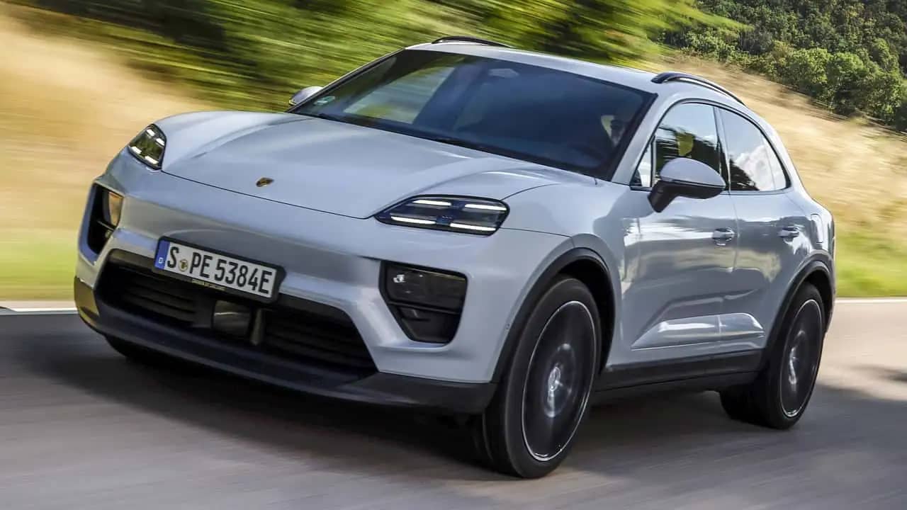 Grauer elektrischer Porsche Macan