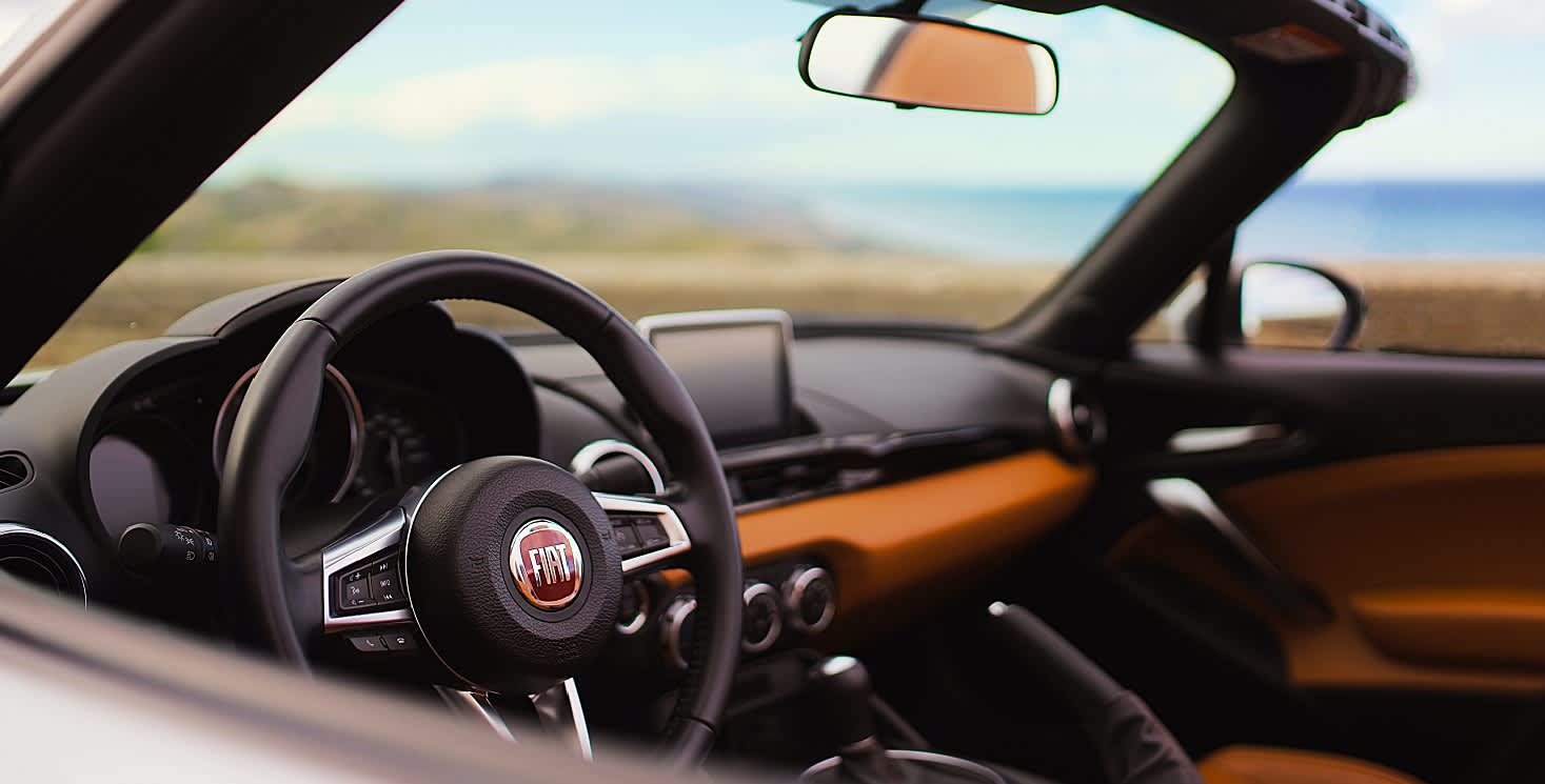 Fiat Cabrio mit Fokus auf Lenkrad