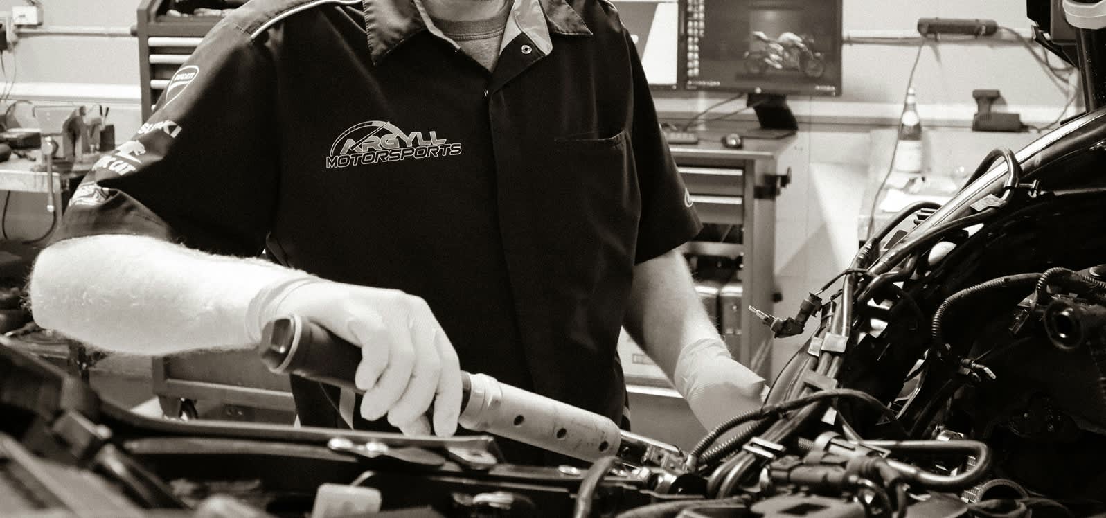Mann arbeitet an Auto