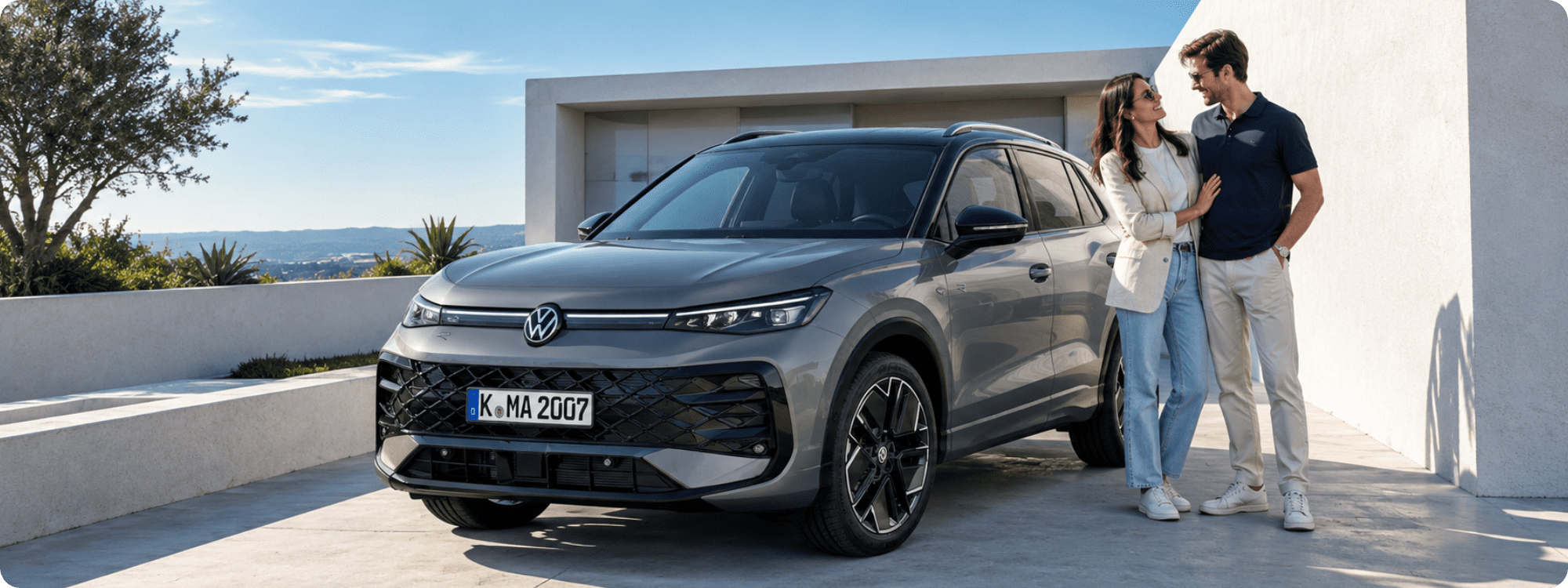 Ein grauer VW T-Roc SUV steht vor einem modernen Haus. Daneben steht ein lächelndes Paar in Sommerkleidung. (KI-generiert)