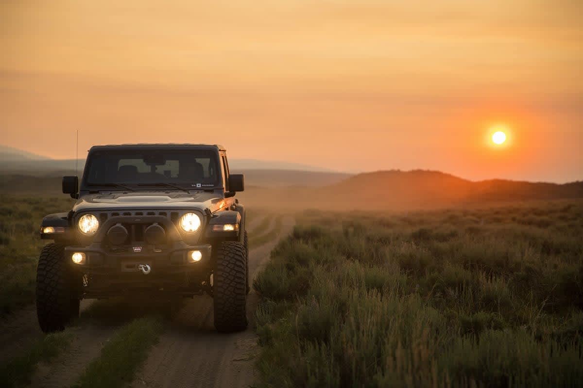 Jeep im Sonnenuntergang
