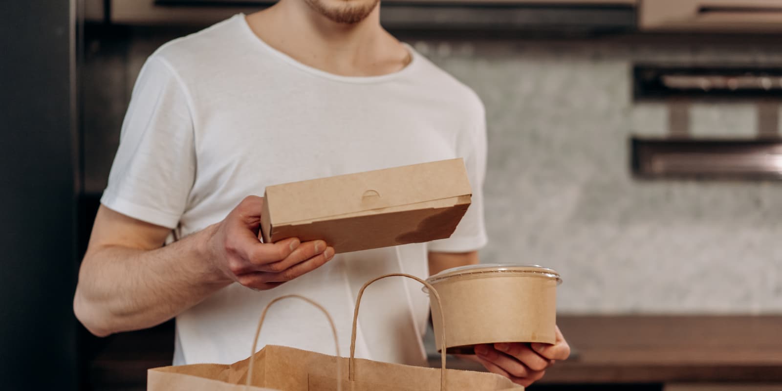 Junger Mann hat Essen geliefert bekommen.
