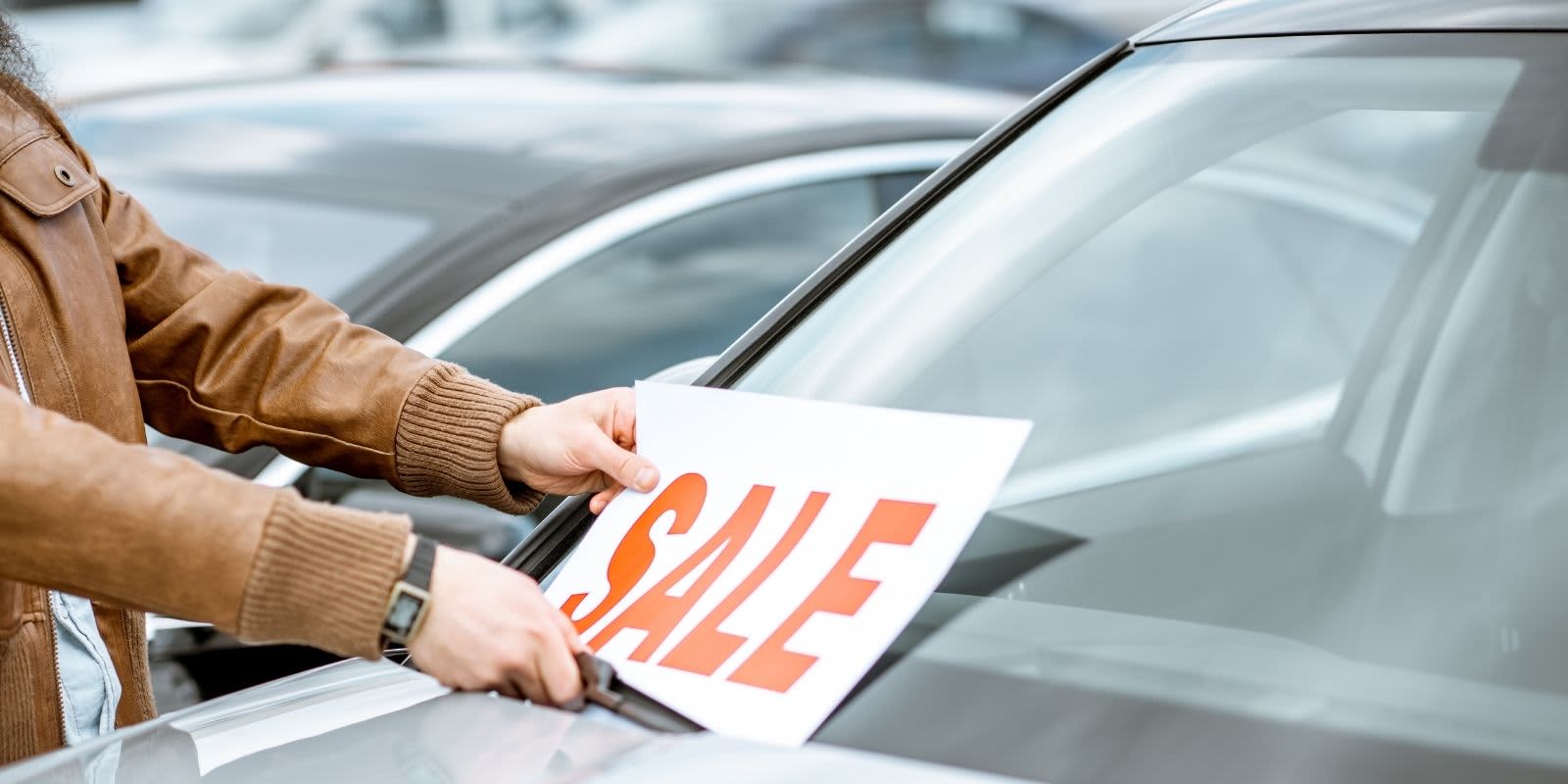 Auto zum Verkauf mit Sale-Schild