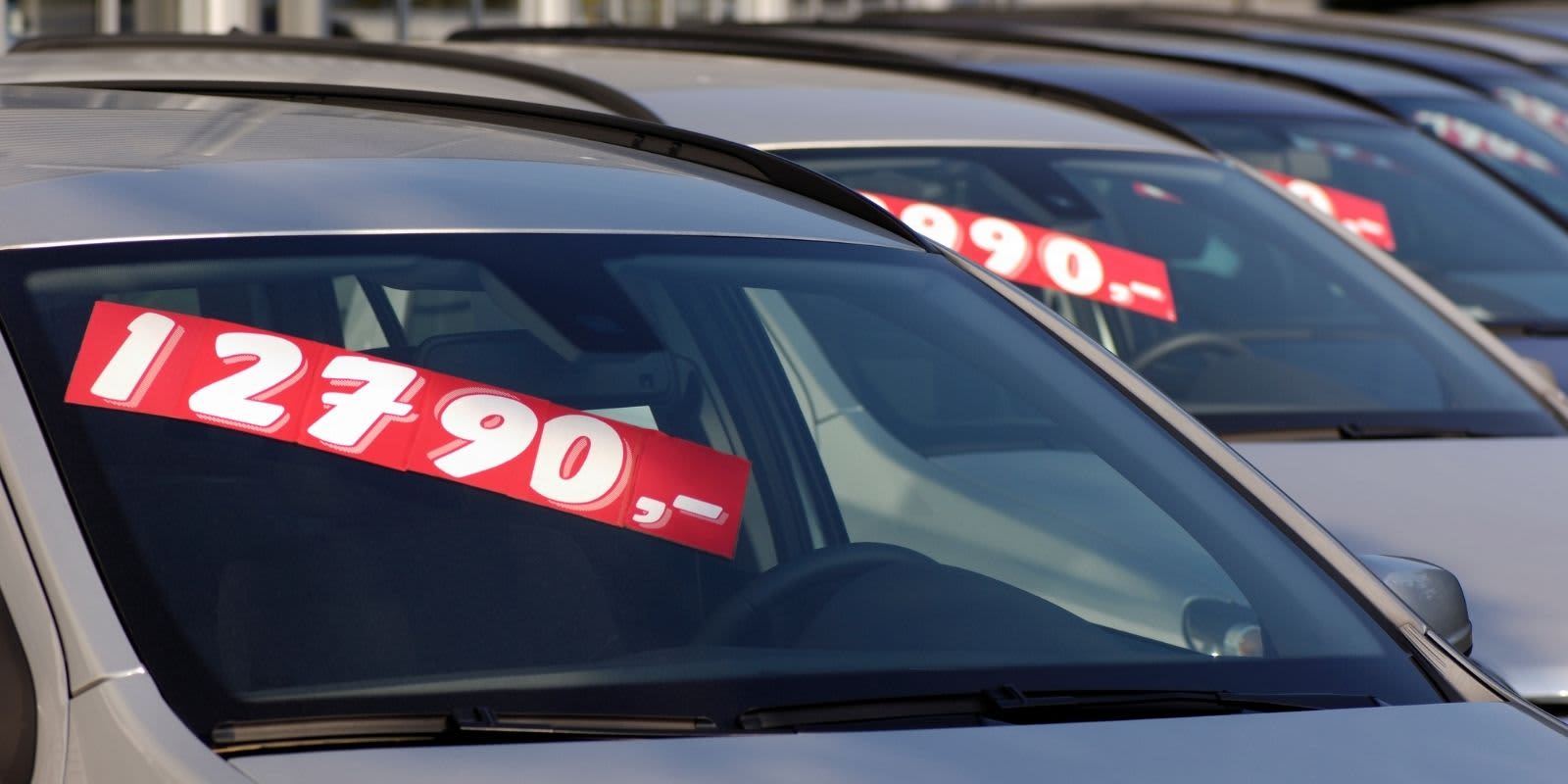 Reihe von Autos, jedes Fahrzeug mit Preisschild