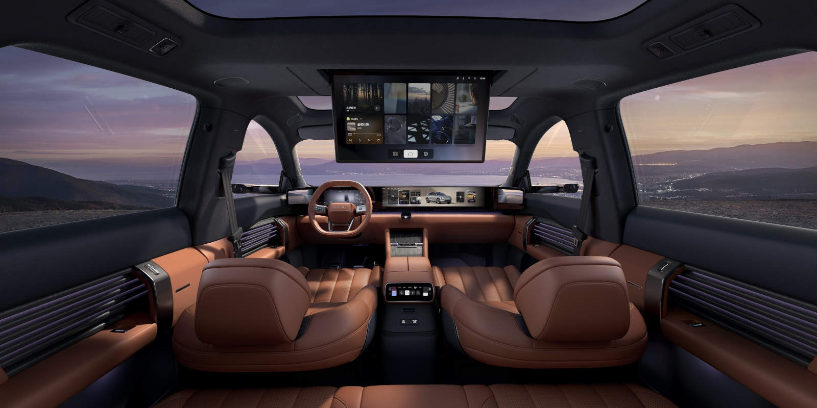 Blick in das luxuriöse Interieur des Audi E7X mit braunen Ledersitzen und Panoramadach. Ein großer Entertainment-Screen klappt vom Dachhimmel; das Cockpit besticht durch eine durchgehende Display-Landschaft und edles Design.