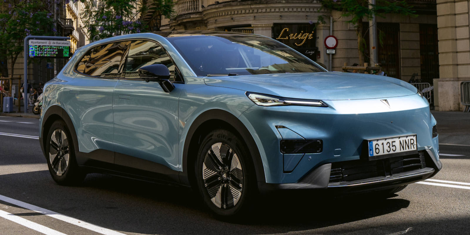 Ein hellblauer Changan Deepal S05 steht auf einer städtischen Straße vor historischen Gebäuden. Das SUV hat eine geschlossene Frontpartie mit schmalen Scheinwerfern und trägt das spanische Kennzeichen 6135 NNR.