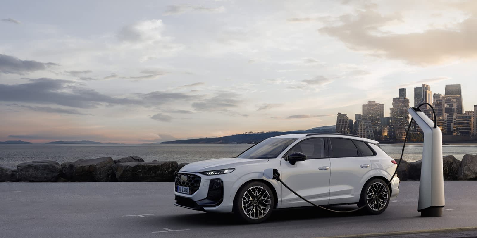Audi Q3 e-hybrid an Ladestation