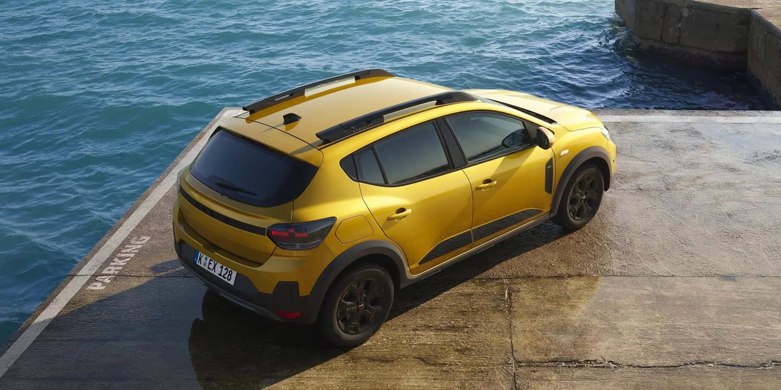 Gelber Dacia Sandero Stepway von oben gefilmt