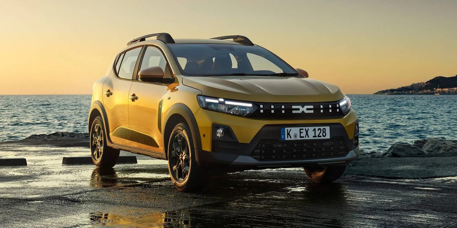 Gelber Dacia Sandero Stepway von vorne aufgenommen
