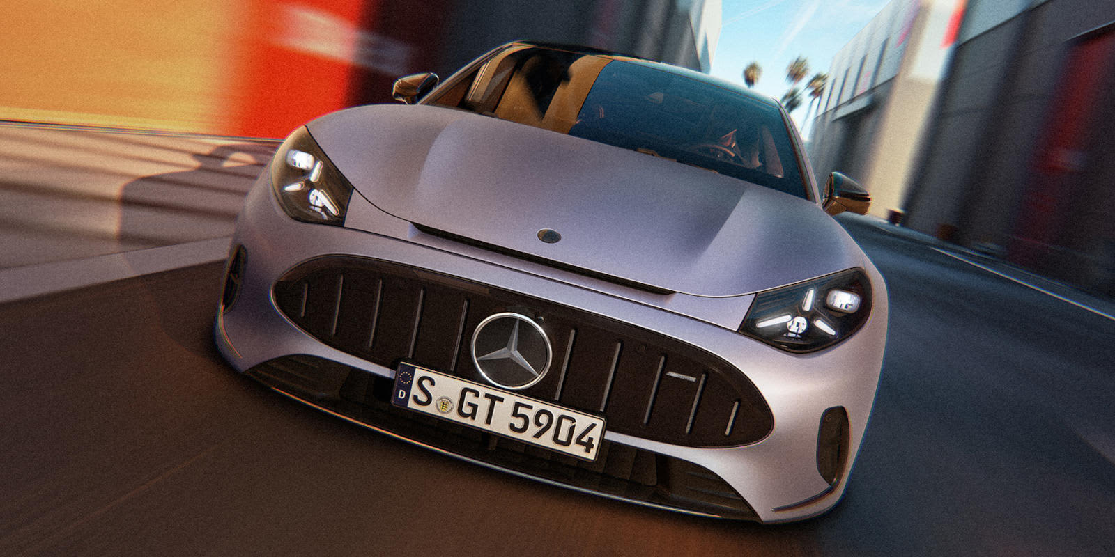 Ein mattsilberner Mercedes-AMG fährt dynamisch durch eine moderne Stadtkulisse mit Palmen. Auffällig sind die LED-Lichter im Sternen-Design.