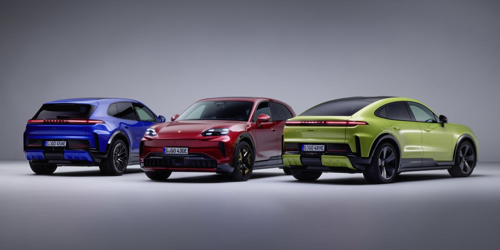 Drei verschiedenfarbige Porsche Cayenne.
