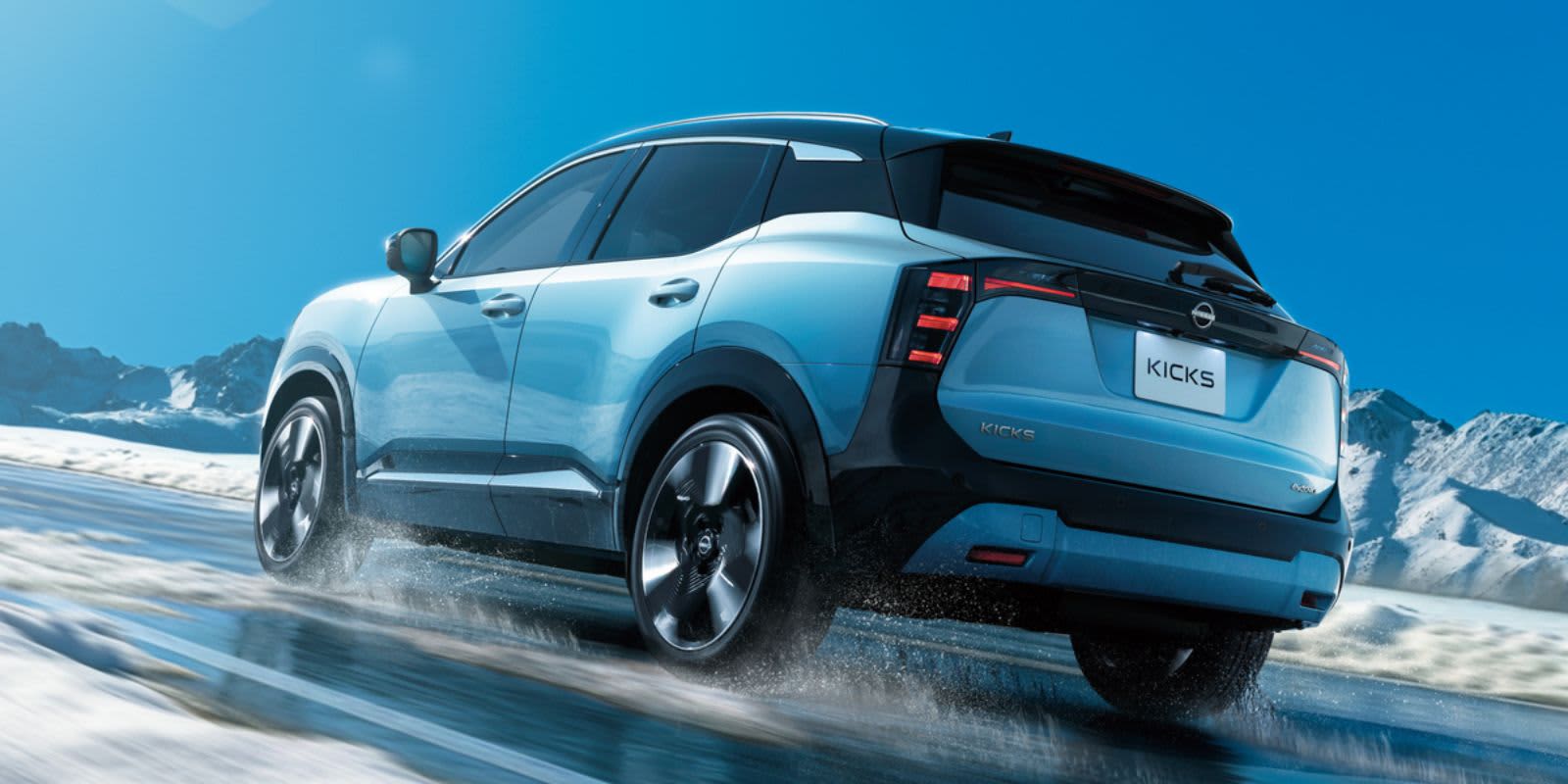 Hellblauer Nissan Kicks in der Heckansicht. Auto fährt nach links.