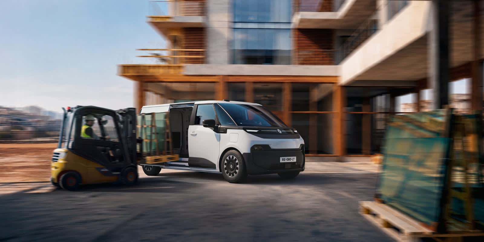 Renault Trafic E-Tech Van mit Gabelstabler.