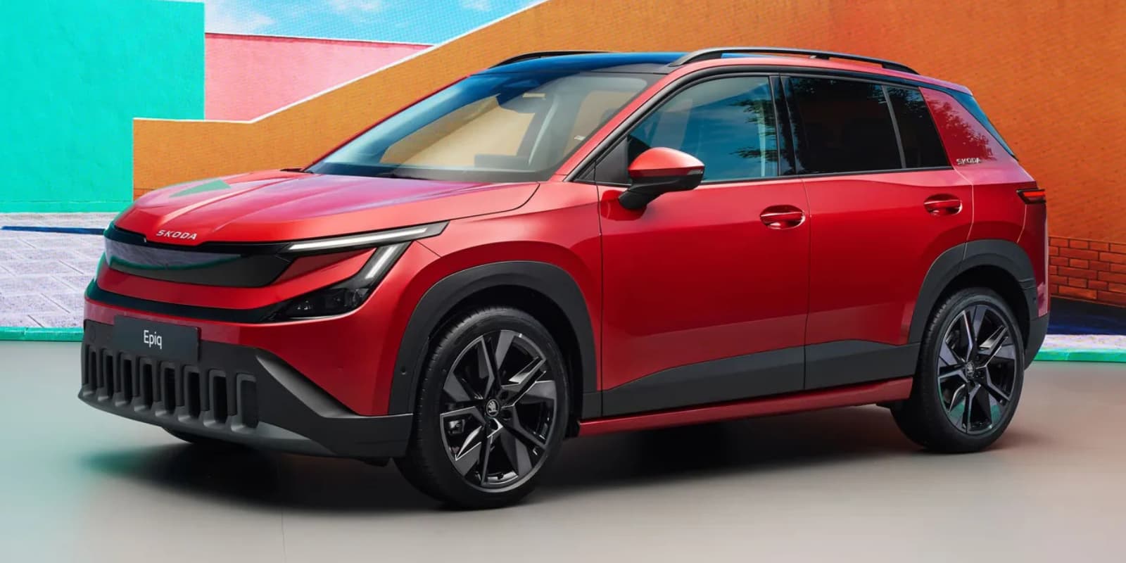 Roter Skoda Epiq in der Frontansicht.